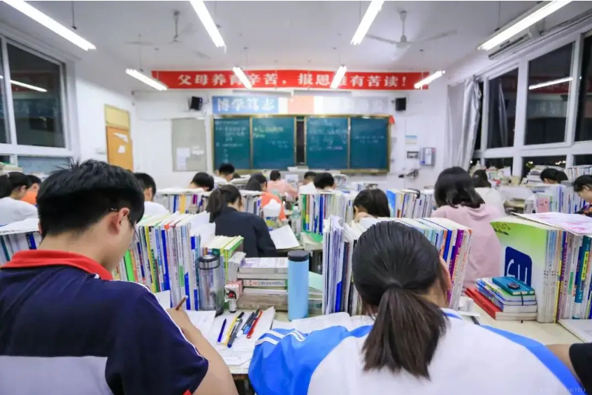 教育部发出通知，高中生复读有调整，家长看后很惆怅