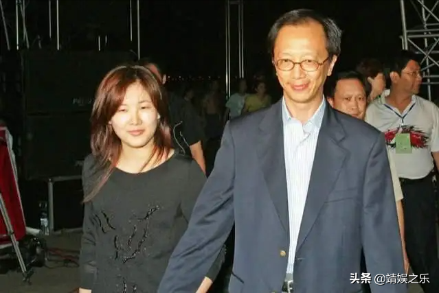 富太太伏明霞：为70岁老公生仨娃，43岁依然韵味十足