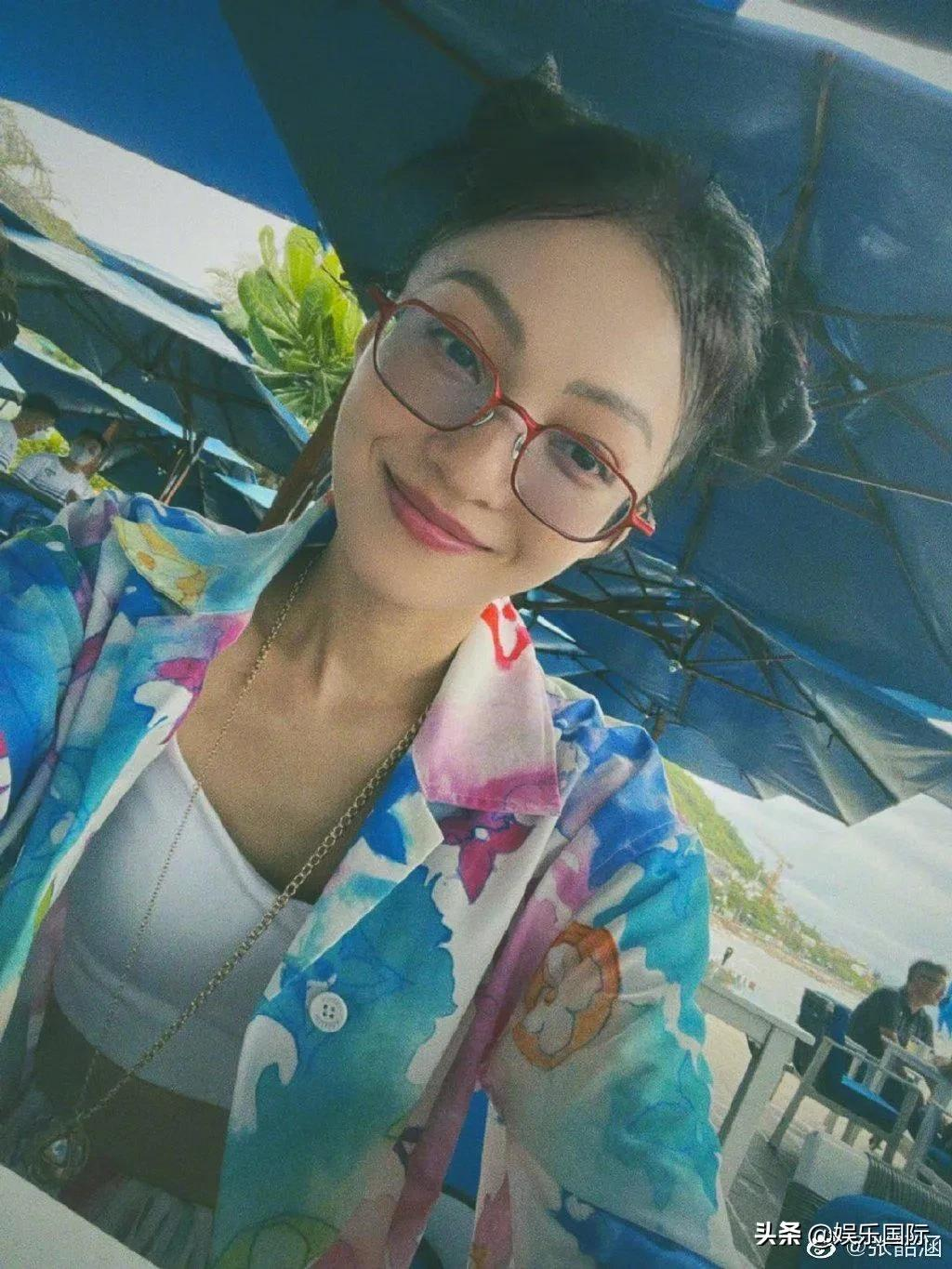 张韶涵扎双丸子头海边度假 笑容灿烂似少女