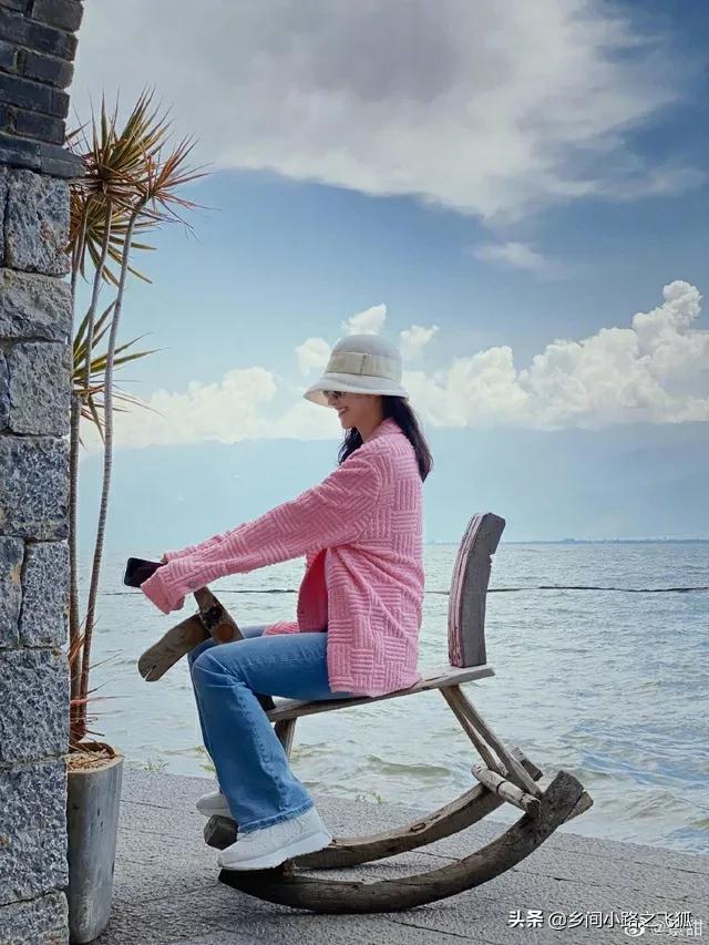 景甜置身碧海蓝天 穿粉外套撩拨长发好甜美