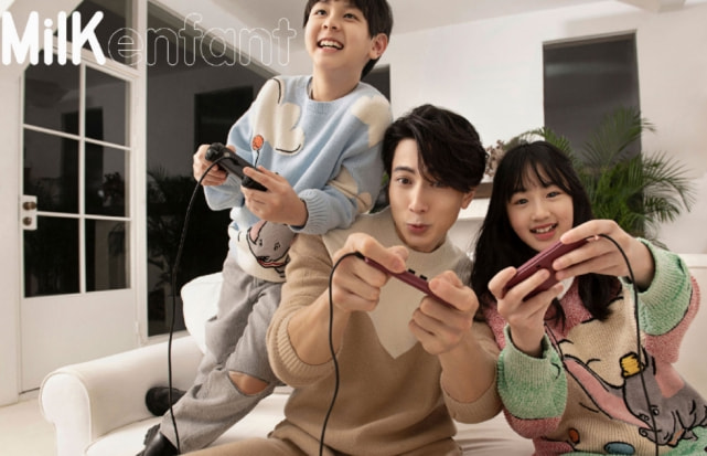 吴尊携儿女拍封面，女儿身高优越颜值高，儿子穿大人衣服略显违和