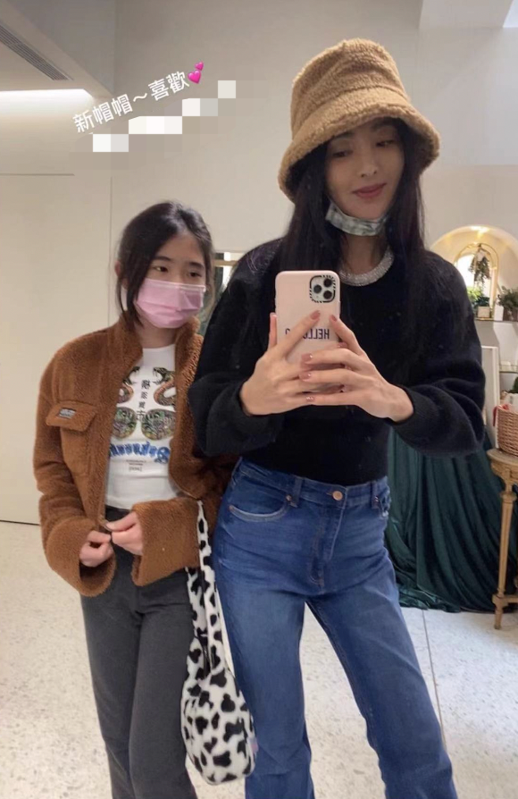 吴速玲晒与11岁Grace合照！女儿秀小蛮腰，长腿快跟妈妈一样长