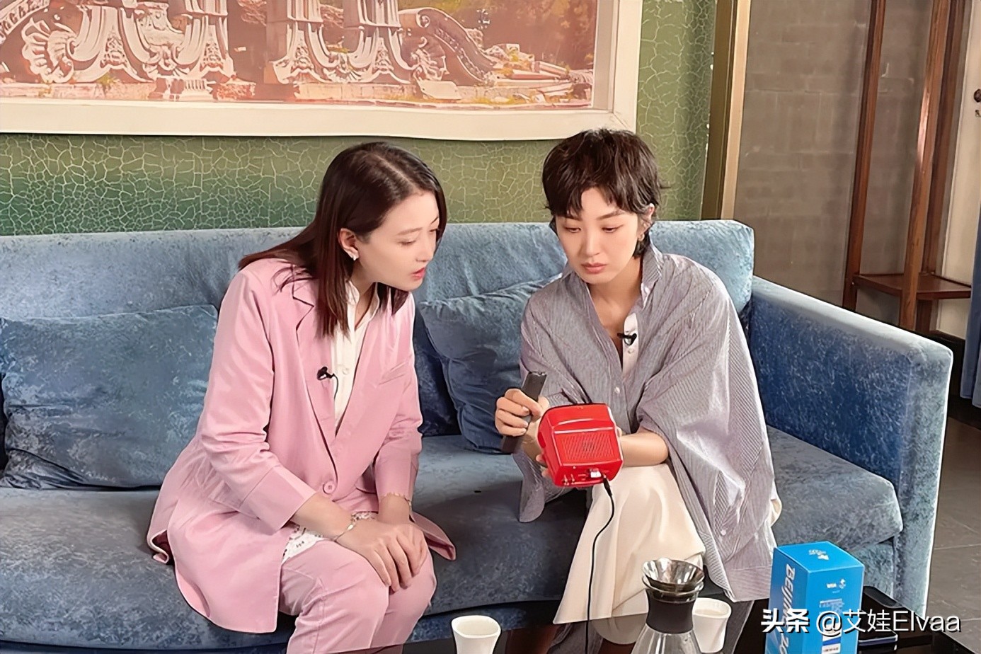 周海媚综艺首秀，穿芭比粉西装美出圈，56岁侧脸五官还是颜值担当