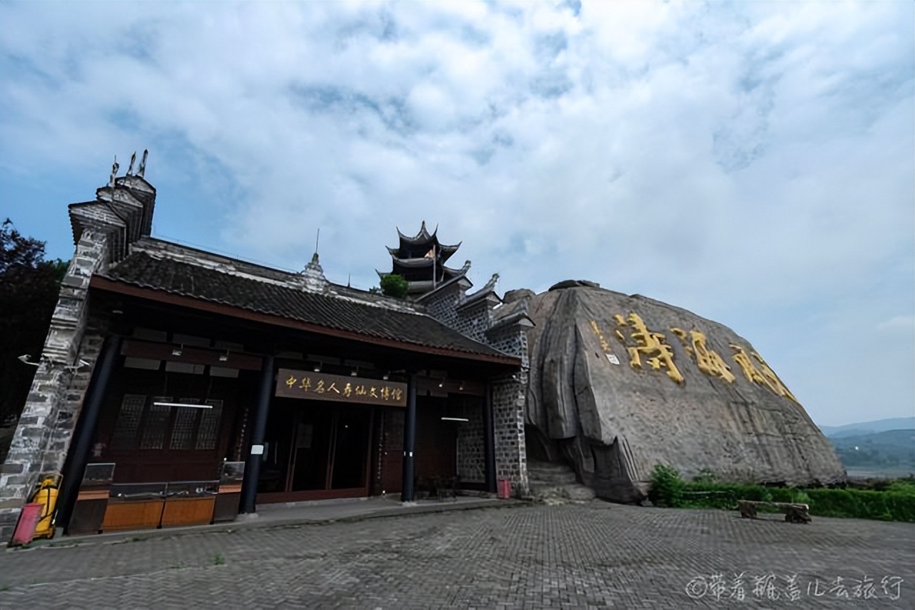 也有很多著名的景点,比如长寿古镇,菩提山,三道拐老街和定慧寺,大家