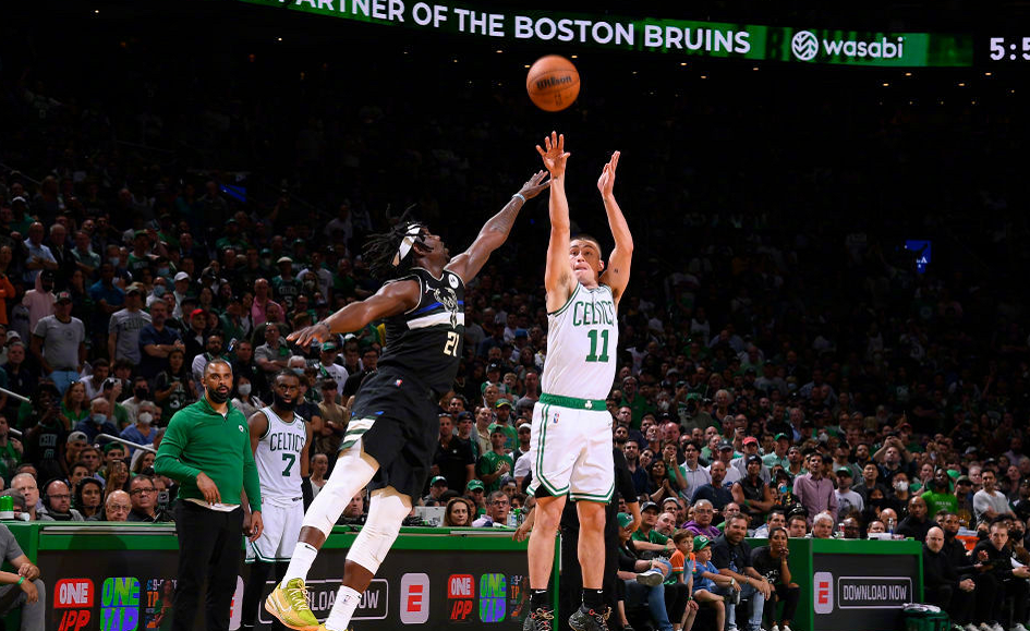 NBA西决(NNBA季后赛：077率队狂胜太阳进西决,众星剿字母“鹿死绿军之手”)