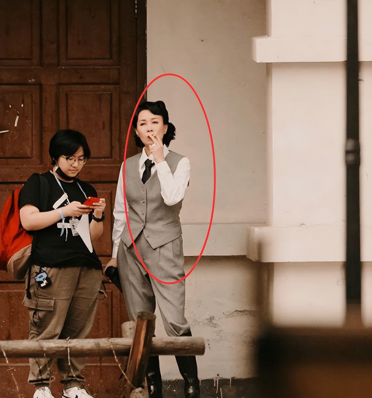 56岁那英坐地上抽烟被拍,吞云吐雾动作熟练,故意避开镜头引热议