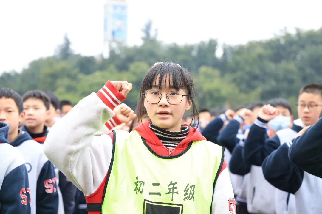 三原外国语师生、家长传递五星红旗,新学期,向梦想再出发