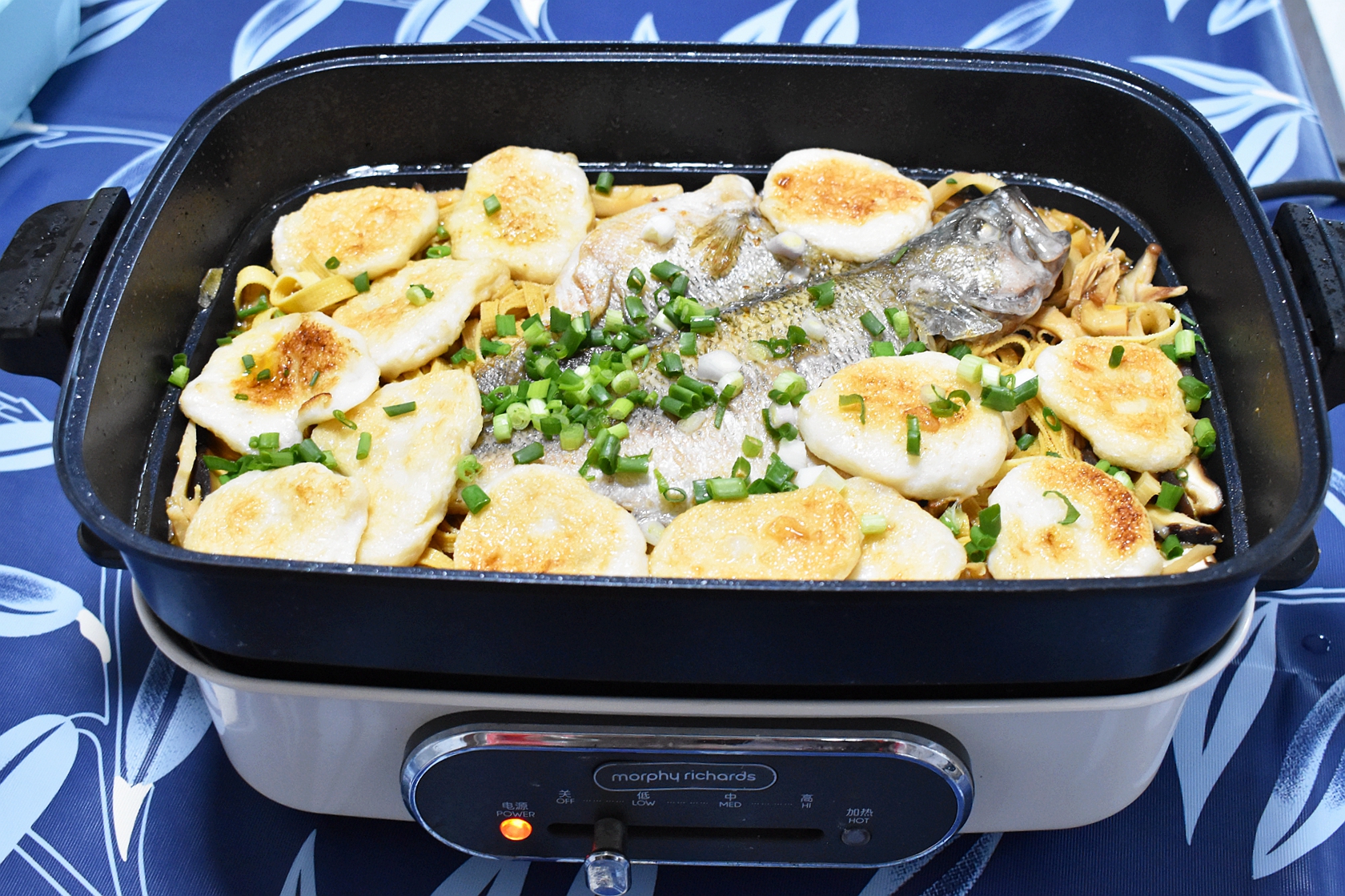 在家吃烤鱼火锅，食材丰富简单省事，好吃又实惠，家人赞不绝口