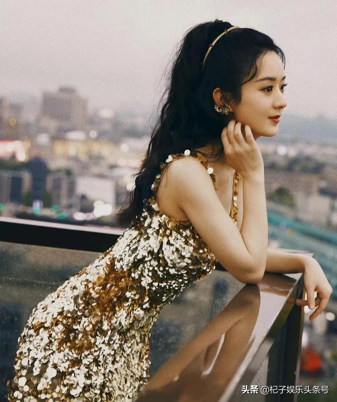 赵丽颖一身鎏金亮片礼服，梦回金鹰女神