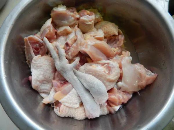 炖鸡块，鸡块焯水就错了，难怪腥气发柴不好吃，大厨：这样做才对