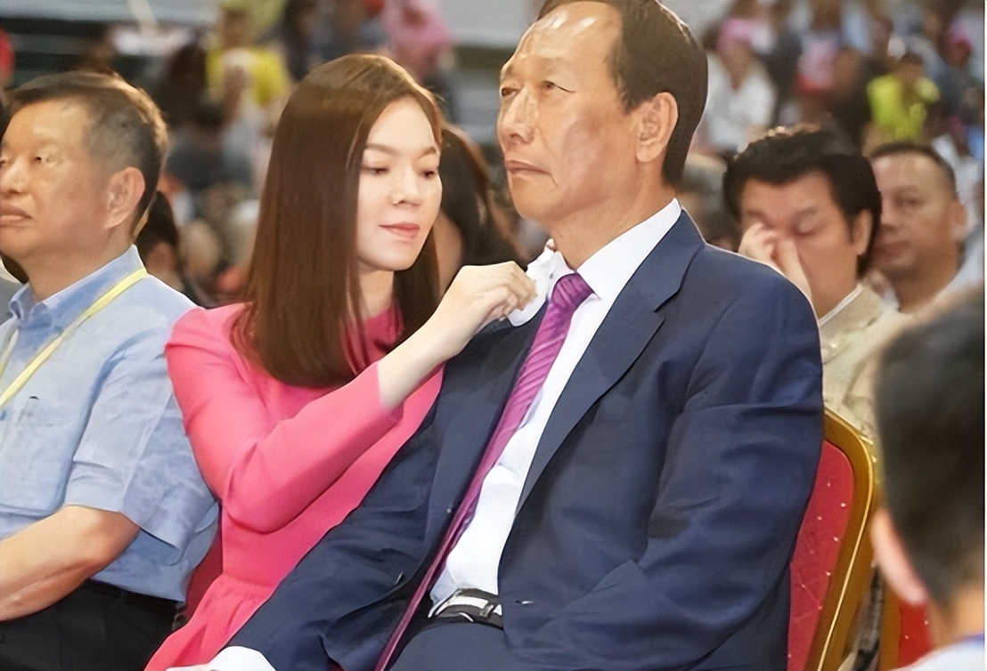 34岁当富士康老板娘，6年3胎稳当百亿豪门阔太，曾馨莹凭什么？