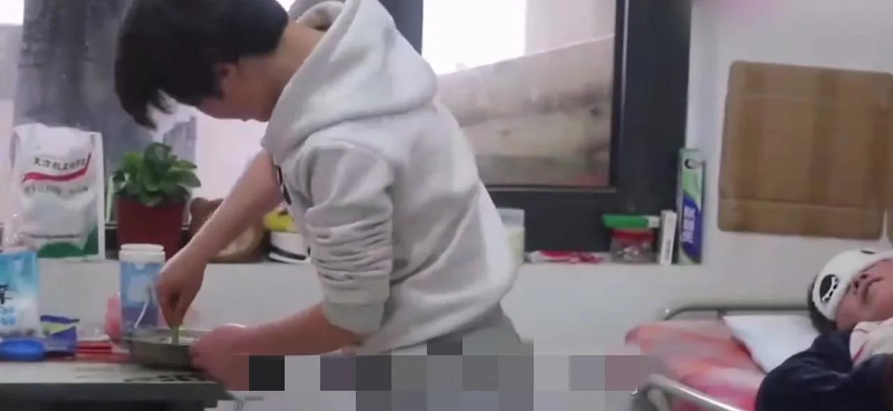 白发女大学生带母上学，心怀感恩，笑对人生