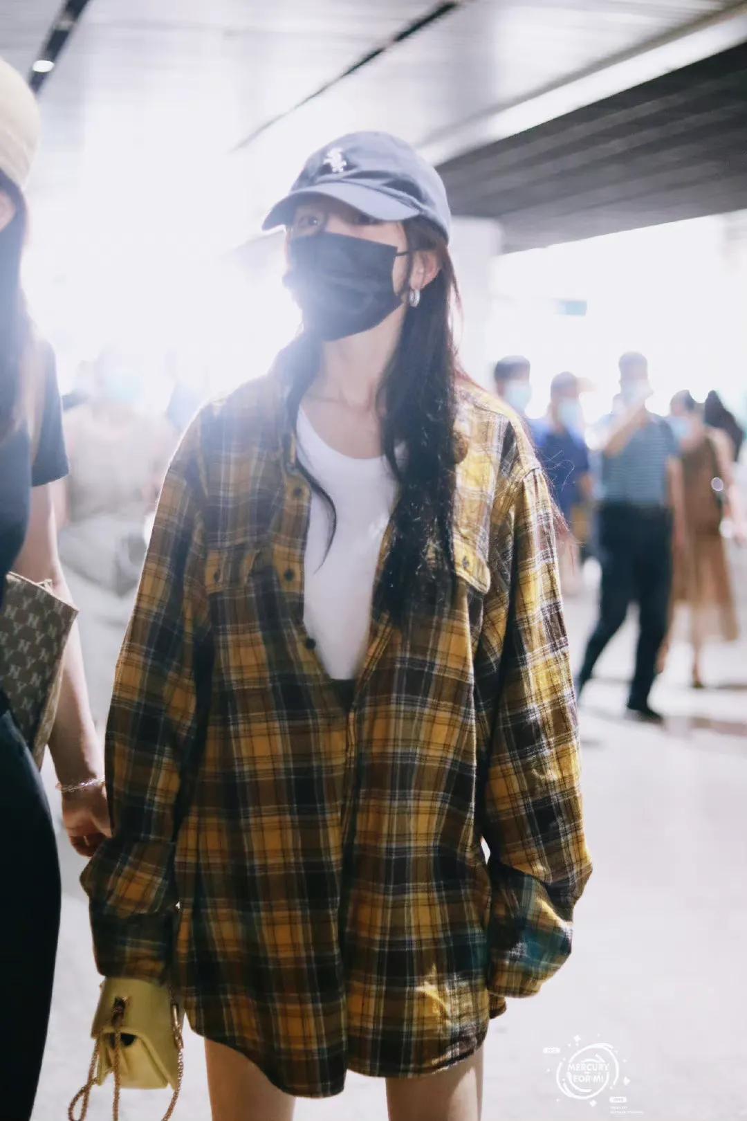 杨幂最新机场饭拍，格子衫加健身裤，下衣失踪露出大长腿又美又飒