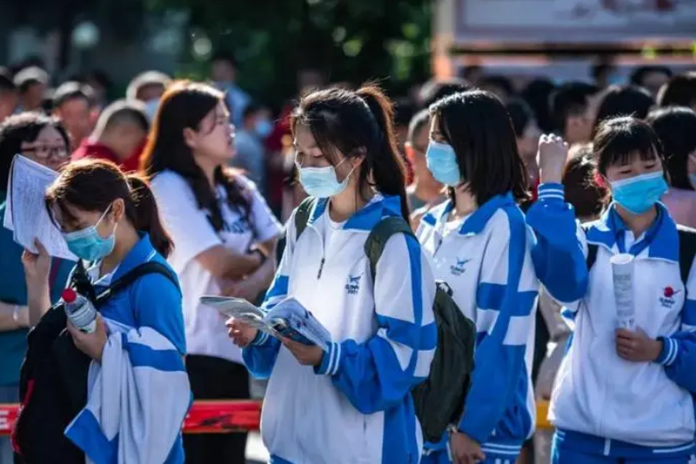 高考填报志愿尽量避开！北大教授：3类职业10年可能被“取代”