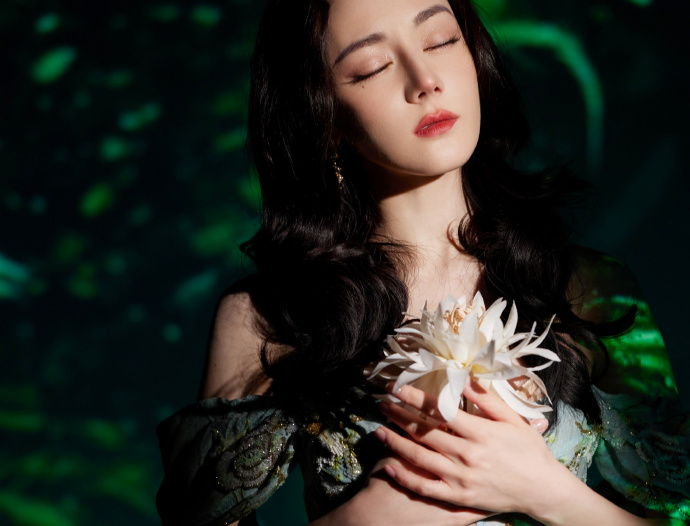 热巴新造型秀性感,工作室着急出图翻车,皮肤粗糙嘴巴起皮都没修