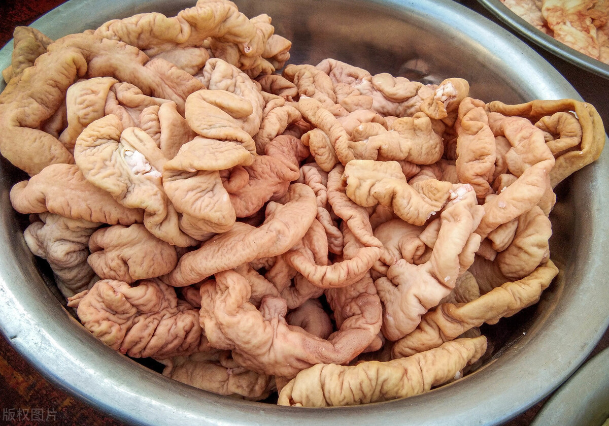 清洗猪肚大肠，加盐和面粉都不对！教你简单方法，干净卫生无异味
