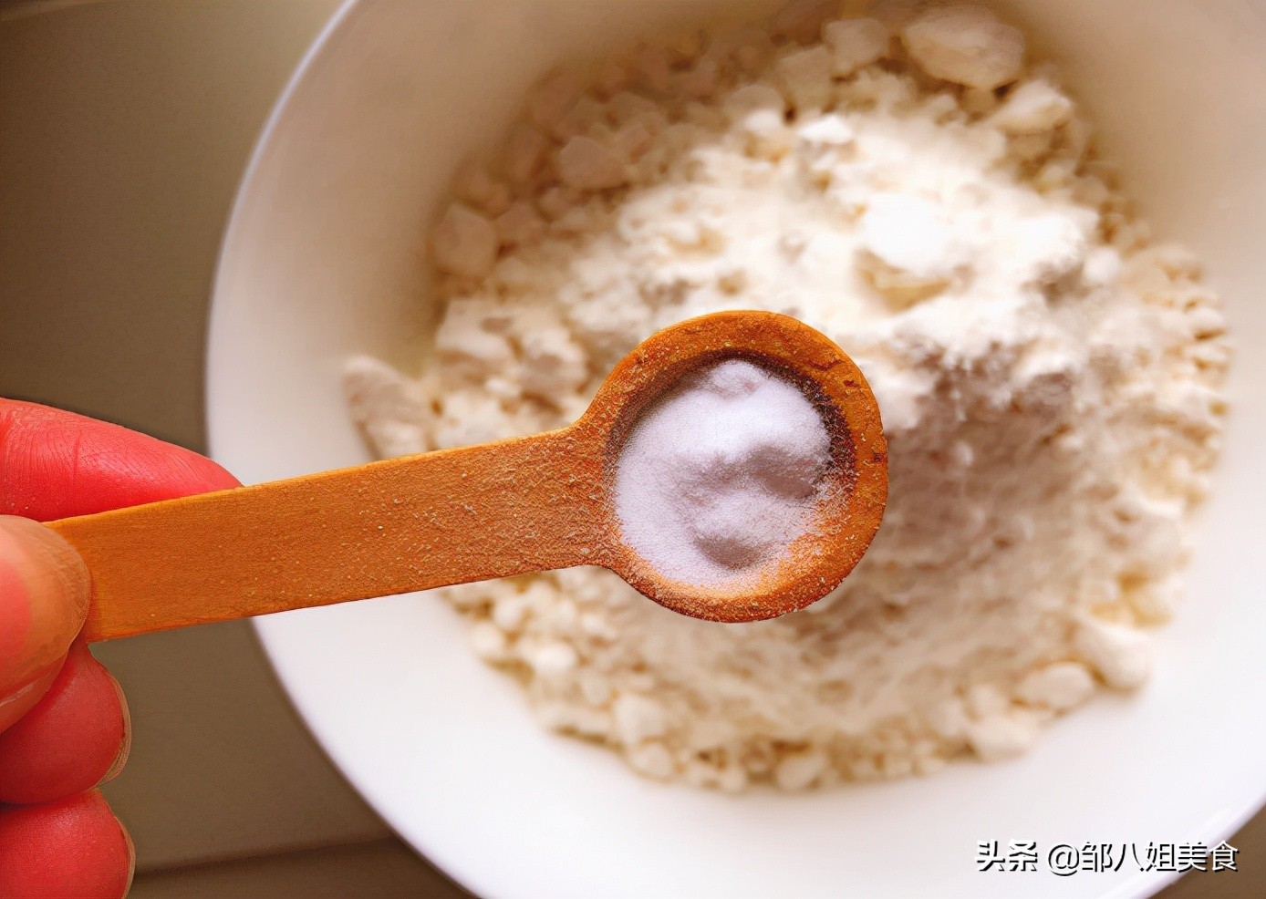 炸油条加酵母，难怪不好吃！教你正确做法，油条不僵硬，蓬松酥脆