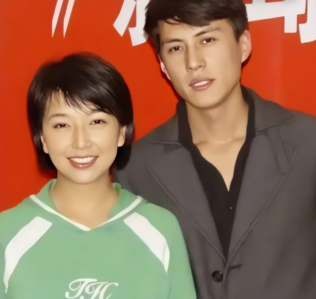 54岁江珊双手挽吴刚手臂，动作亲密被指不合适，与靳东分手后隐婚