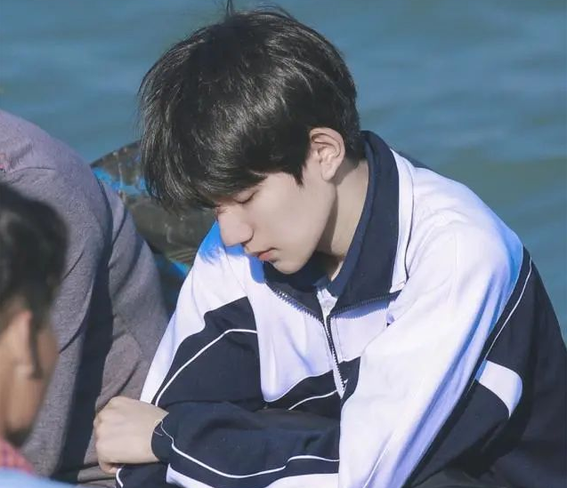 广东省堪称“校服天花板”，款式被英国博物馆收录，连明星也青睐