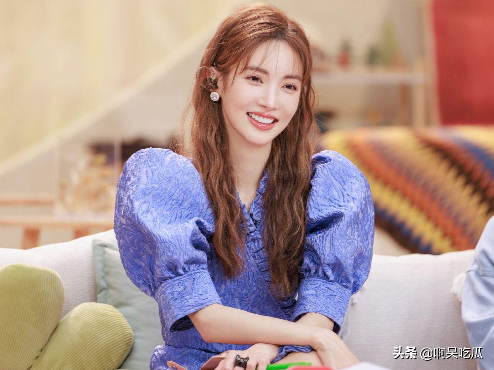 金晨因太瘦引热议，脸颊凹陷太显老，肩胛骨突出超吓人