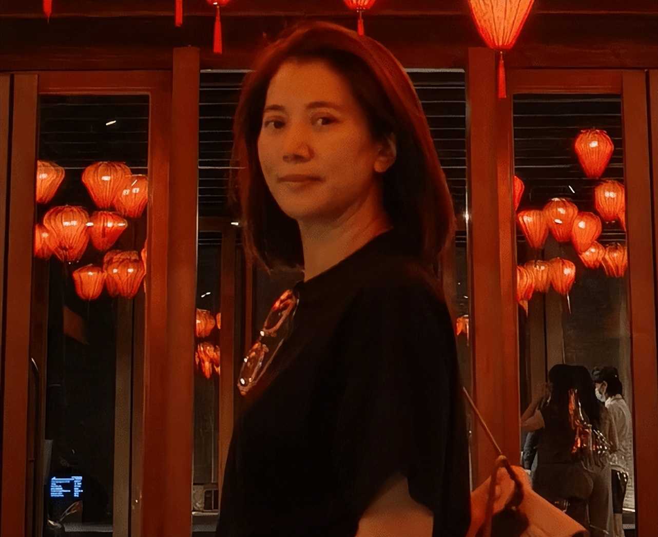 张智霖夫妇浪漫约会，结婚21年甜蜜如初，50岁袁咏仪自信秀全素颜