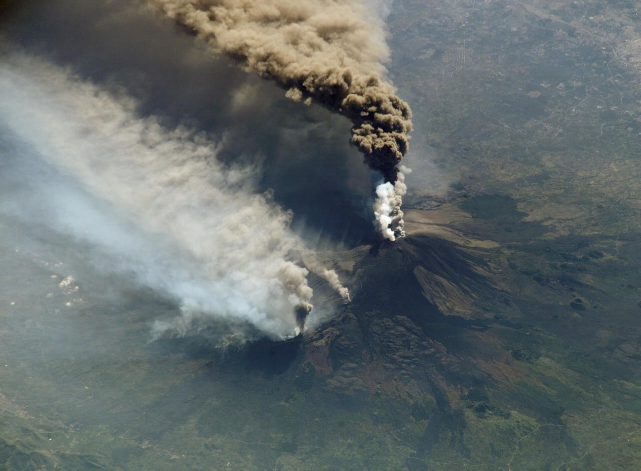 日本富士山图片(日本火山8天内7次喷发) 