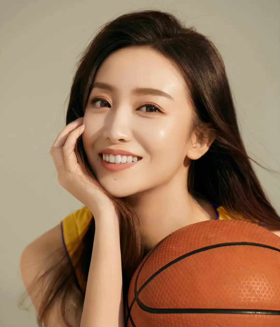 为什么叫nba解说小姨妈(谈起腾讯NBA女主播，就不得不提起小姨妈的大名了，你更喜欢谁？)