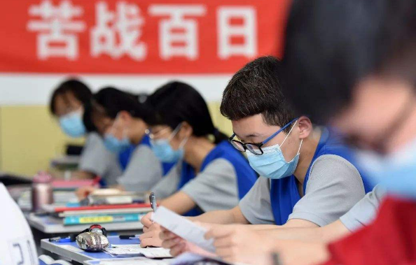 高考怎么看别人的（高考时双胞胎替考可行吗）