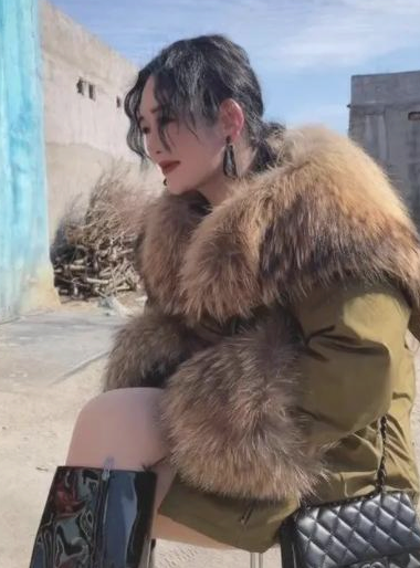 当不修边幅的大学生，撞上时髦母亲，被嫌弃为“土狗”委屈巴巴