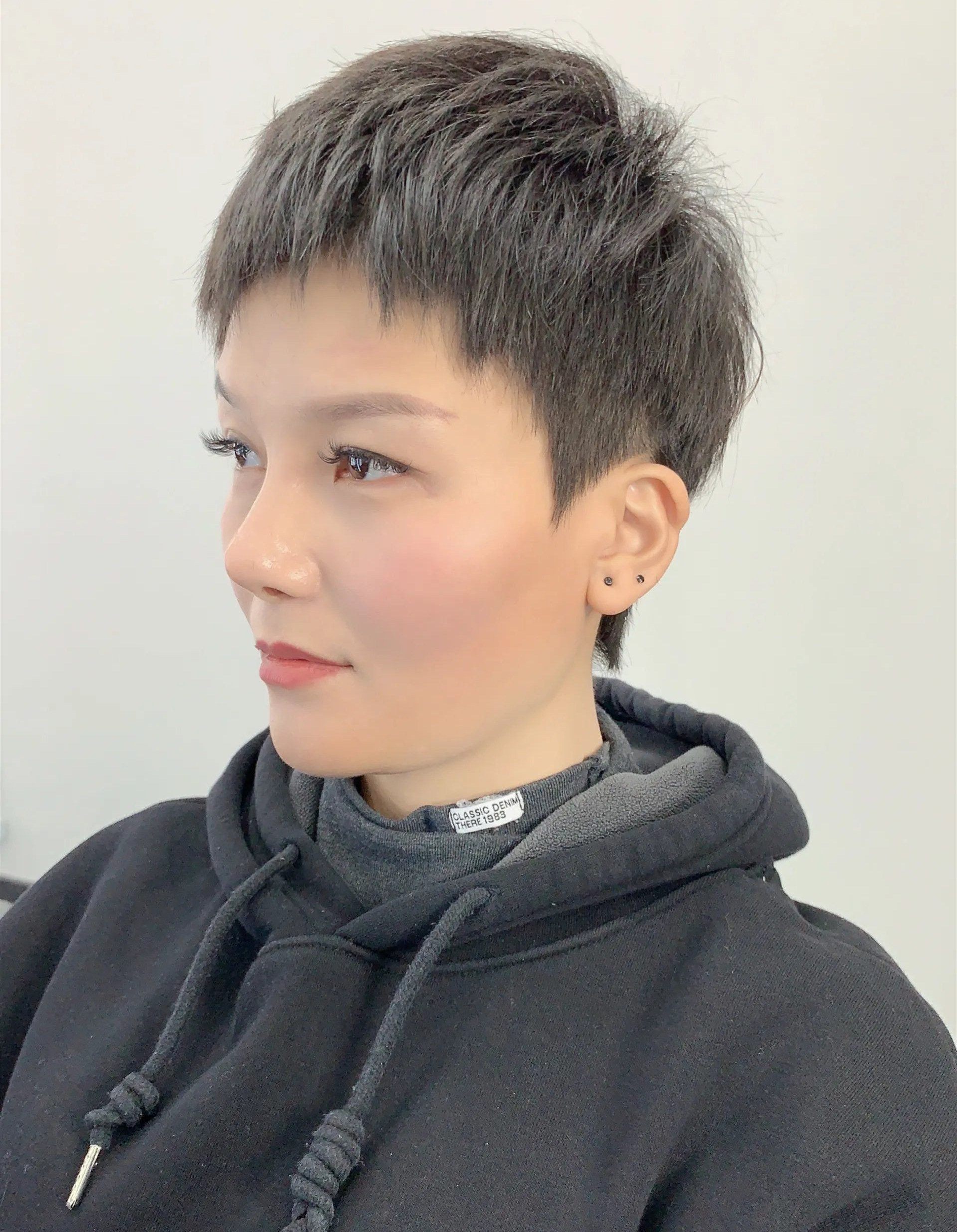 眉上短刘海的短发,也属于超短发的类型.