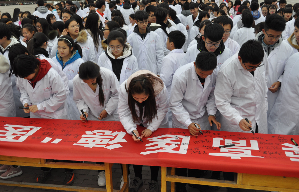 “医学专业”前景排名出炉，临床医学无缘前三，榜首热度居高不下