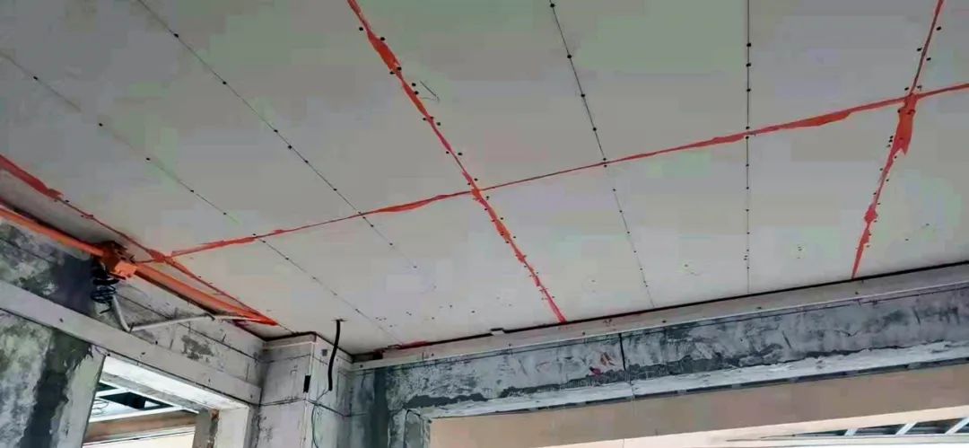楼上太吵，天花隔音吊顶的两种方案