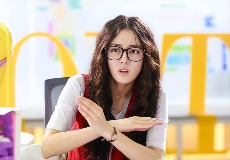 “金鹰女神”迪丽热巴:靠杨幂爆红,工作四年无休,沦为无戏可拍