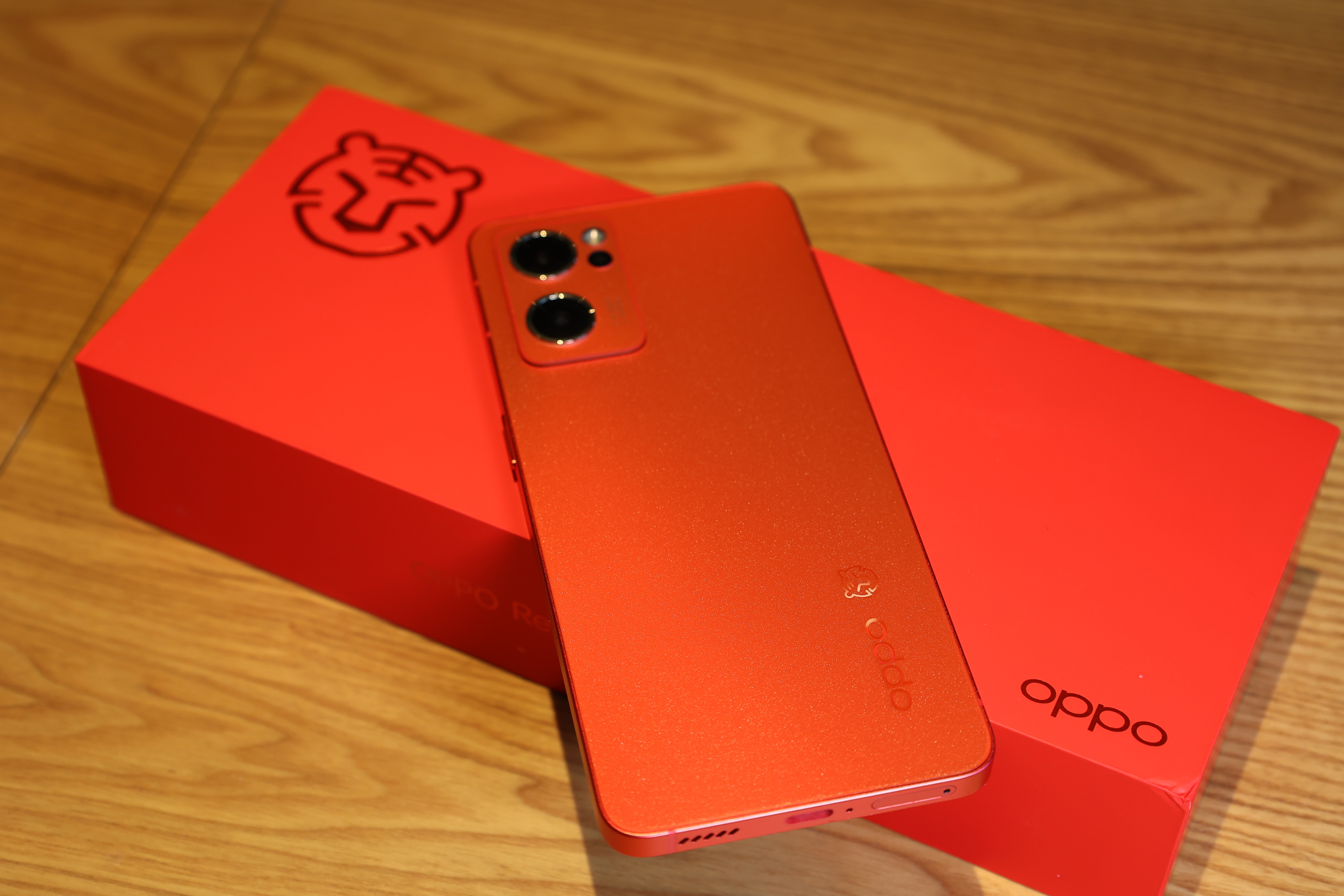 OPPOReno7紅絲絨限定版，今年的年味就靠它了