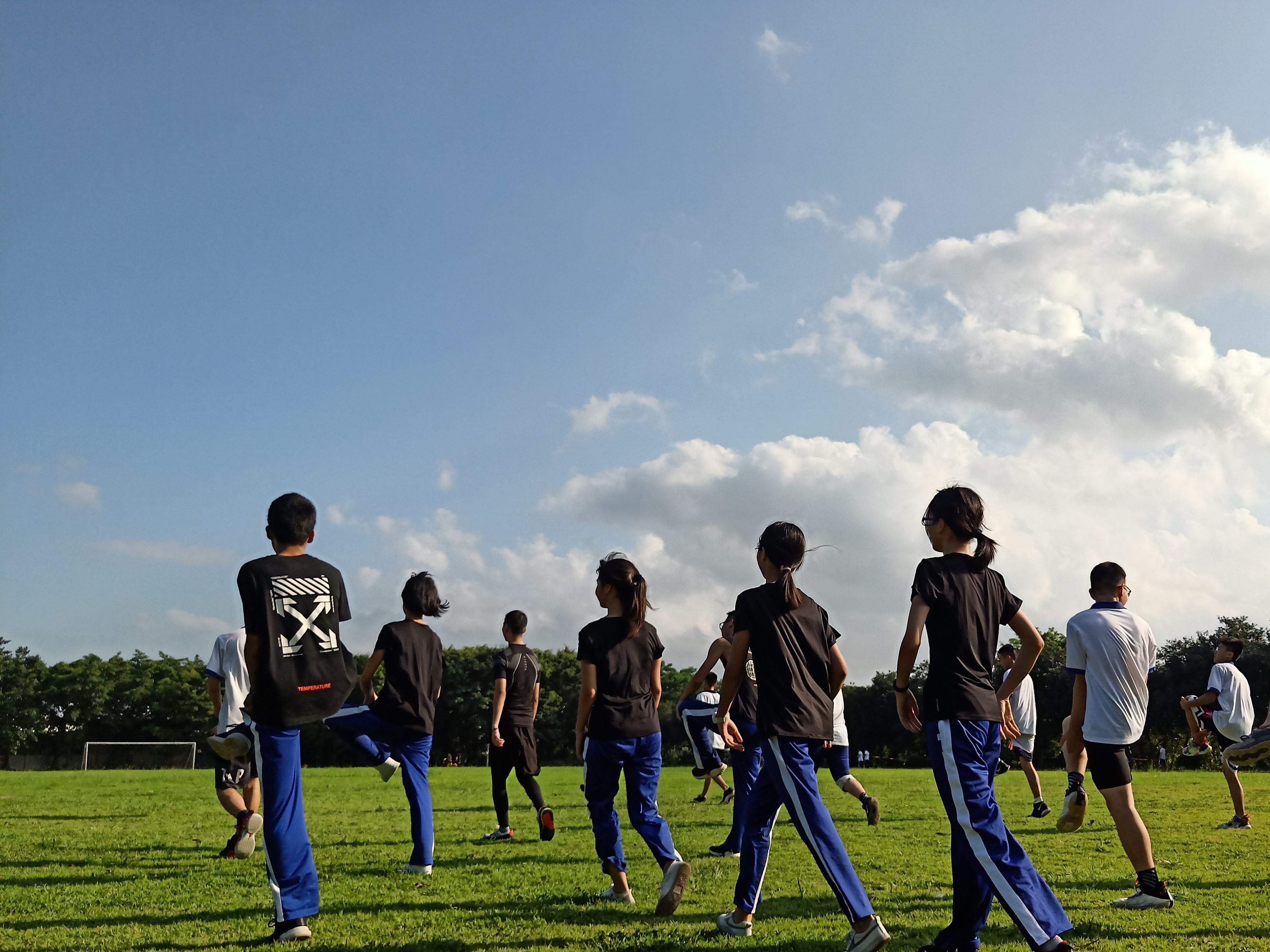 高校版“超级玛丽”，体育生楼内跳高顶破天花板，幸亏不是水泥顶