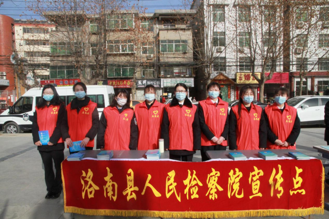 百年奋进新征程 书写建功新时代—洛南检察院女干警参加学雷锋志愿服务活动