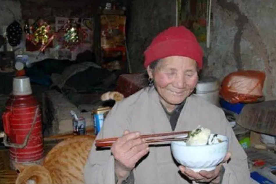 终南山女隐士王芝霞：43岁弃家皈依佛门，85岁仍坚持打坐参禅