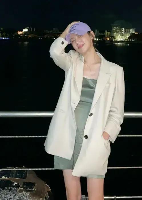 董宇辉直播间调侃刘亦菲引热议，易烊千玺的队友多半不靠谱