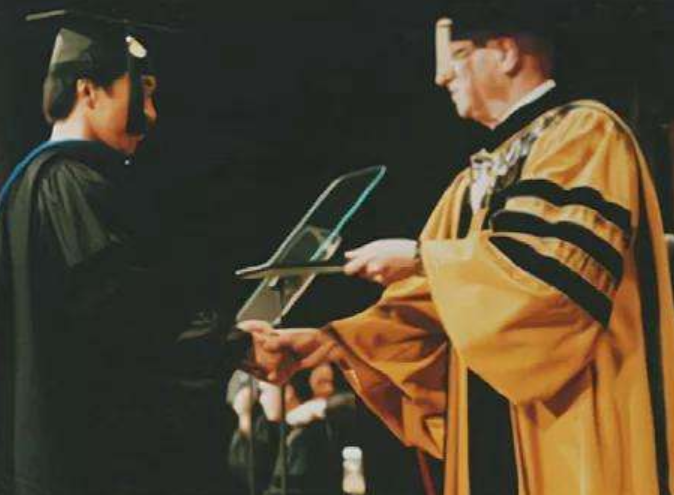 清华天之骄子移民北美，靠刷油漆悲惨过活，44岁跳桥惨烈自尽始末