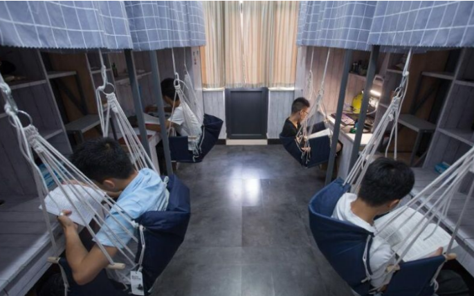 全国最寒酸大学宿舍上榜，环境堪比荒野求生现场，网友看了都摇头