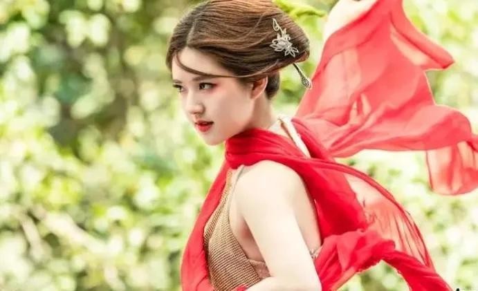 同样是“红衣造型”，杨幂娇俏像少女，赵丽颖霸气十足