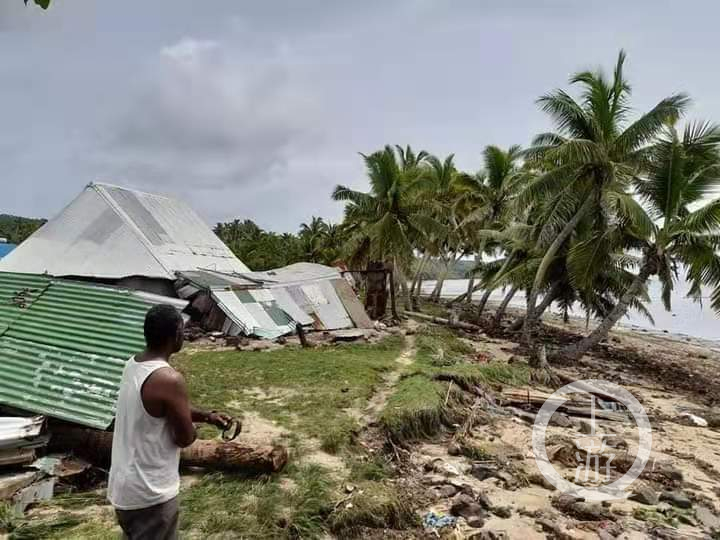中国“淡定哥”在斐济直播汤加火山喷发，戴防毒面具直面火山灰