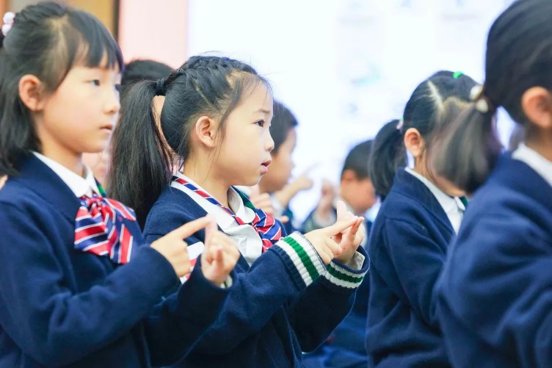 陈锋校长及音乐教研组教师参与区名师夏加强工作室课例研讨活动