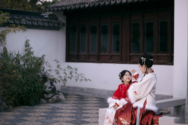 包文婧晒母女古风写真庆元旦，饺子变豁牙小萌妹，越长大越好看