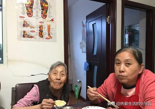 55岁阿姨哭诉：住家保姆不好做，每月6千，却要满足雇主一堆要求