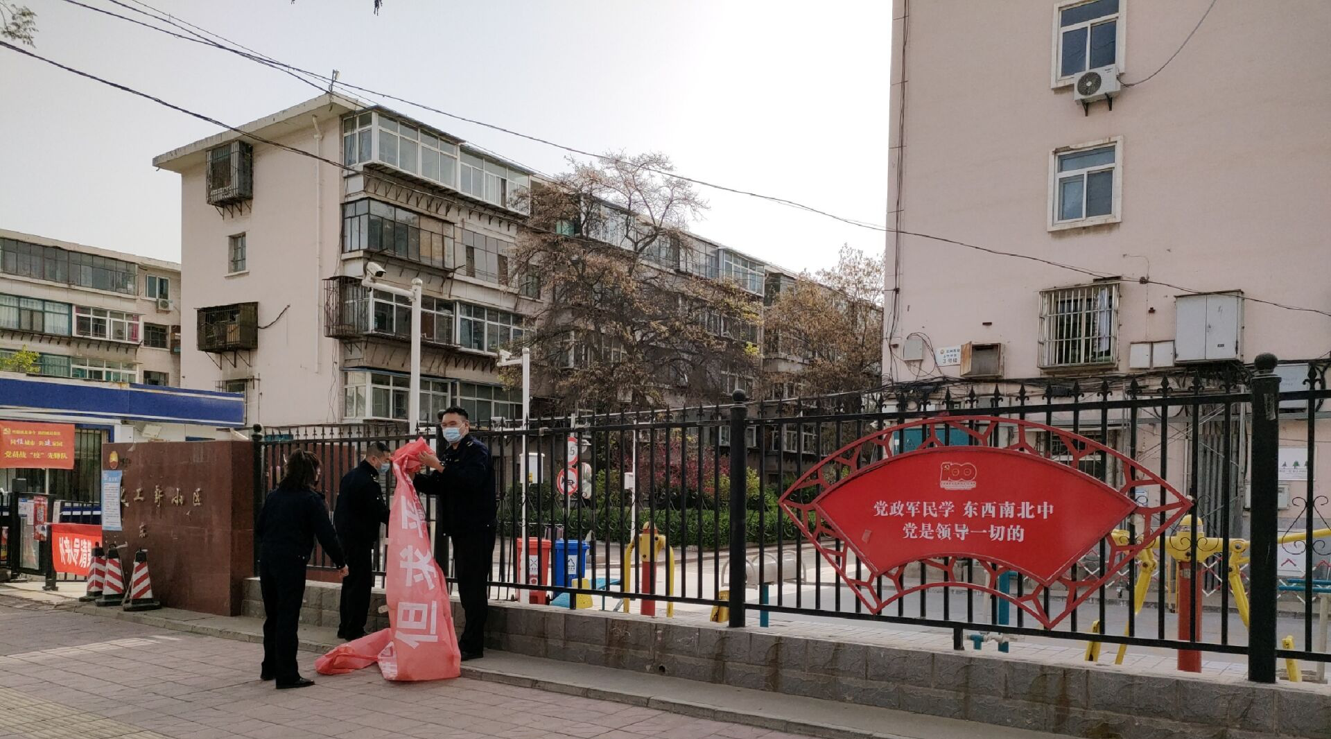 整治户外广告 净化城市“容颜”