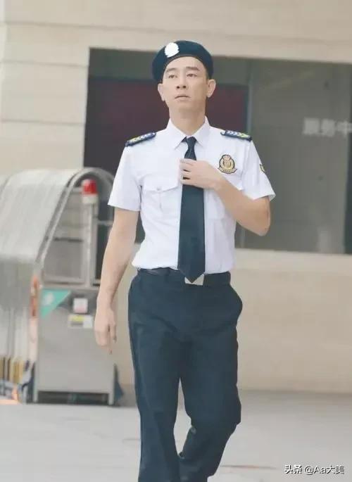 一个男孩子穿工作服要怎样去夸奖他帅(男孩子如何穿衣服才帅)