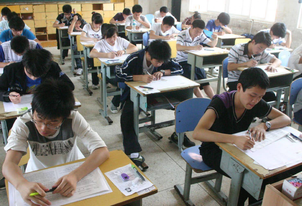 高中生迎来坏消息，有3类学生失去参加高考的资格，成绩好也没用
