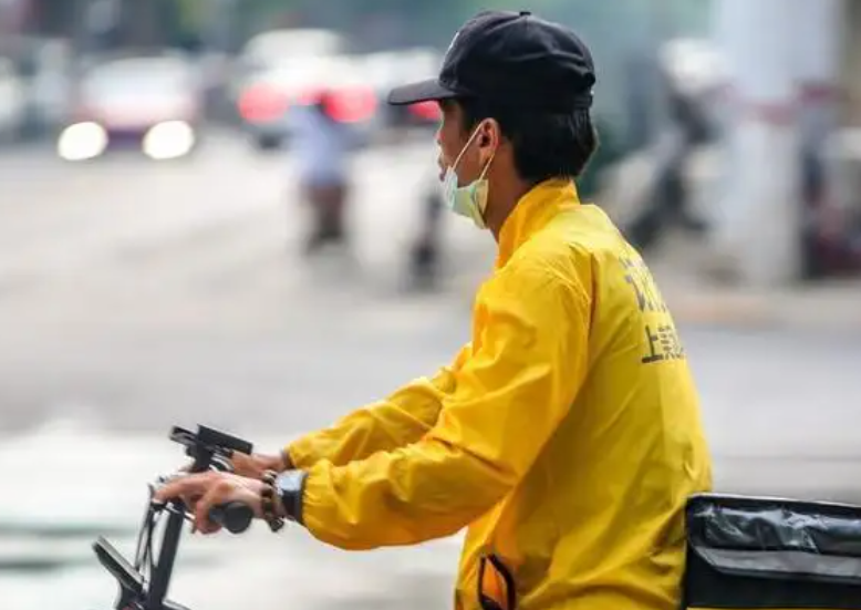 高考607分上985天大，毕业后“送外卖”3年挣40万，务实还是傻？