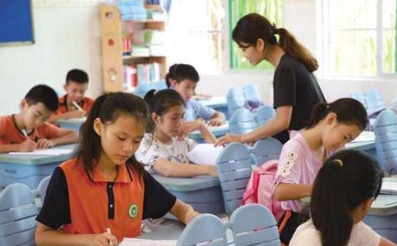 小学老师在校办婚礼，家长统一随礼600元，老师的态度让家长愣住